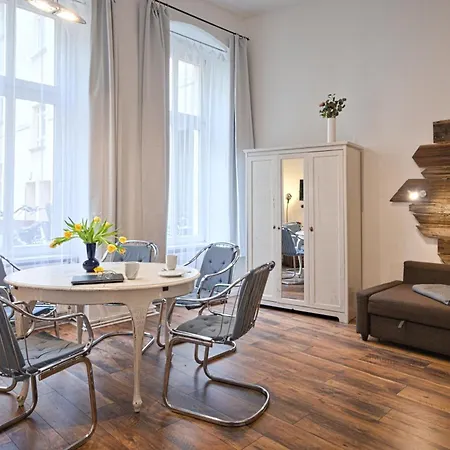 Quiet Courtyard Apartment *